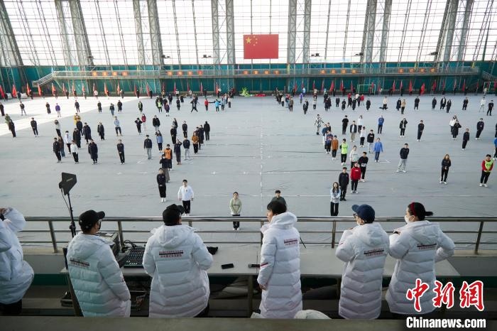 北京冬奧會閉幕式開始前，演員們在進(jìn)行排練?！埼暮?供圖