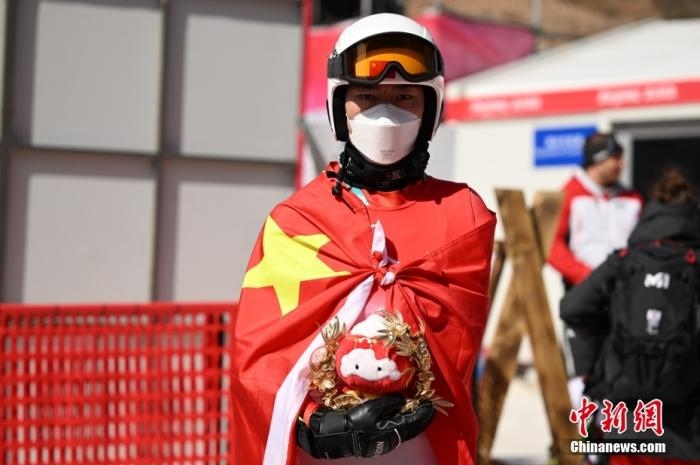 3月6日，中國選手梁景怡在賽后手捧吉祥物。當(dāng)日，北京2022年冬殘奧會(huì)殘奧高山滑雪男子超級(jí)大回轉(zhuǎn)-站姿決賽在國家高山滑雪中心舉行，中國選手梁景怡奪得冠軍。 <a target='_blank' href='/'>中新社</a>記者 劉冉陽 攝 　