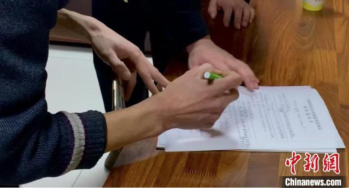 圖為現(xiàn)場下達詢問通知書?！±铈面?攝