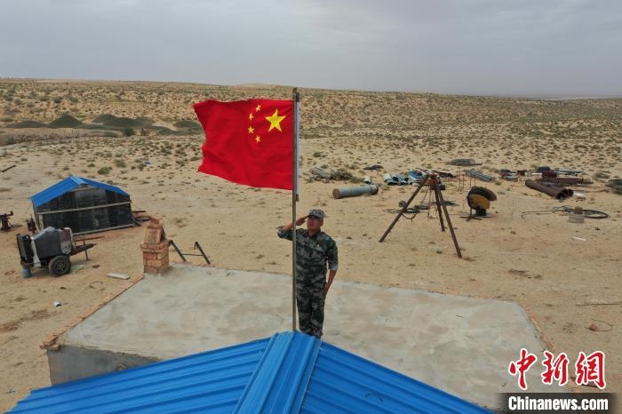 圖為每天升旗是謝寶民的必修課。　受訪者供圖