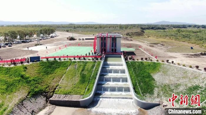 圖為生態(tài)補水現(xiàn)場?！》缎Э?攝