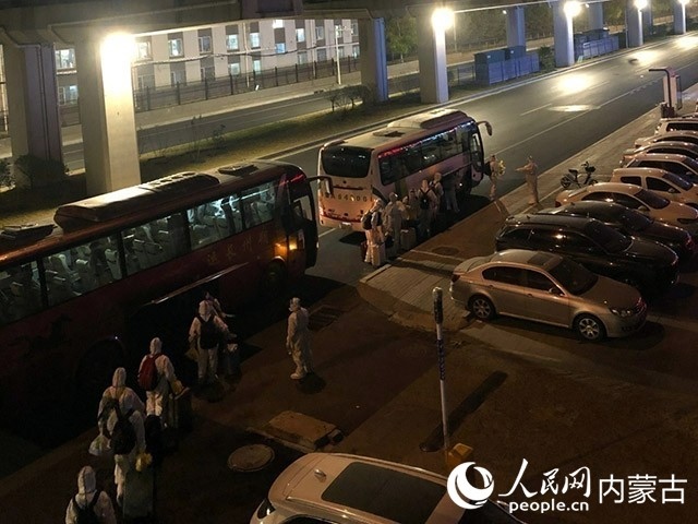 高校學(xué)生有序登車，前往隔離點(diǎn)。內(nèi)蒙古教育廳供圖