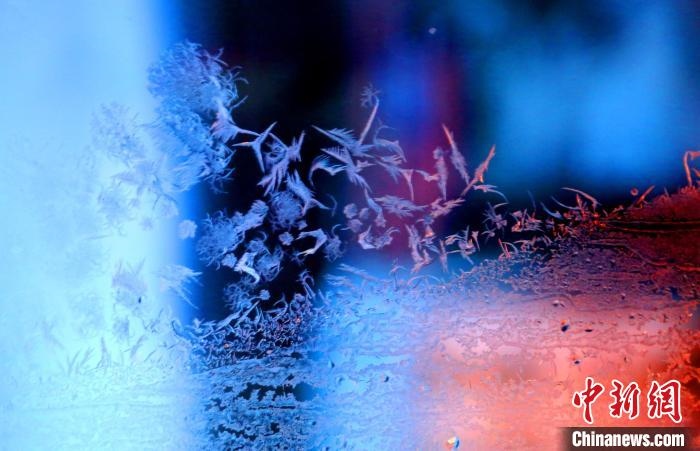 點點冰花像一個個小精靈。　孫書程 攝