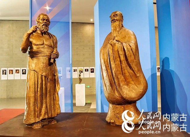 吳為山作品《神遇——孔子與蘇格拉底的對(duì)話》。實(shí)習(xí)生 楊光攝