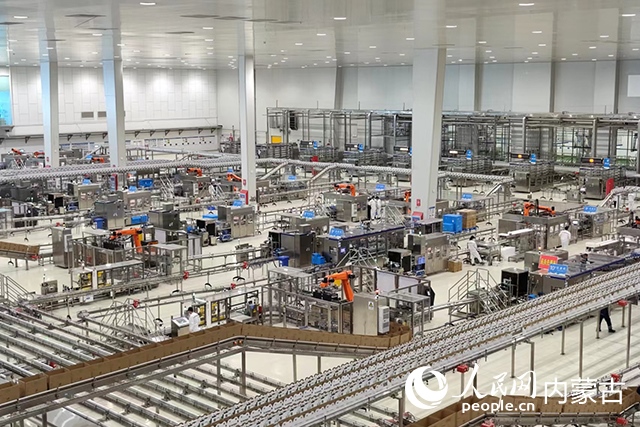 伊利健康谷液態(tài)奶生產(chǎn)基地。人民網(wǎng)記者 趙夢(mèng)月攝