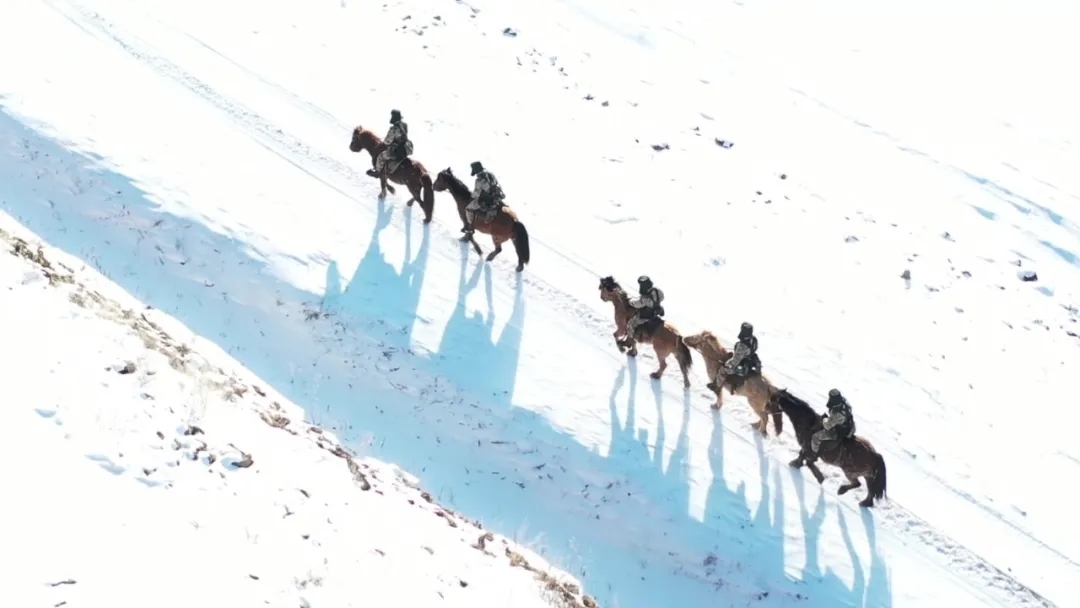 迎著朝陽在邊防線上巡邏的執(zhí)勤官兵。賴志強(qiáng) 攝.webp.jpg