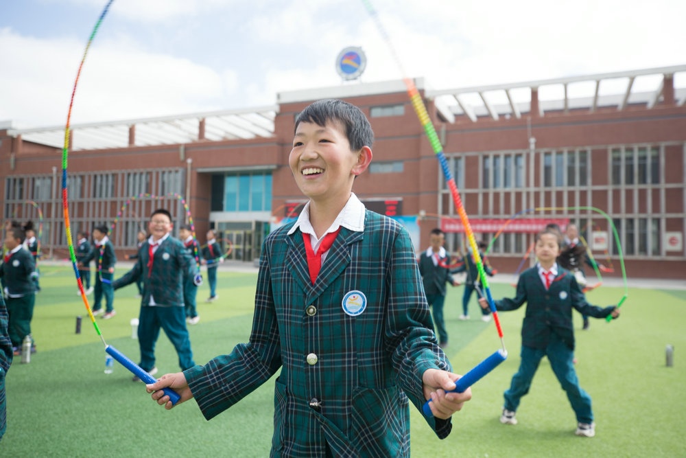 1618229334968919.jpg 跳繩特色體育課上,同學們正在練習跳繩.jpg