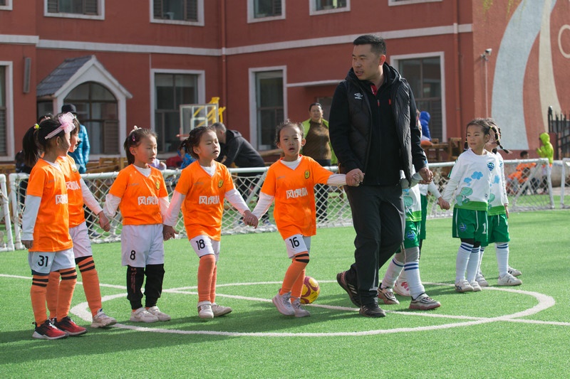8.趣味比賽結(jié)束后，足球教師武穆帶領(lǐng)孩子們到場邊謝場.jpg