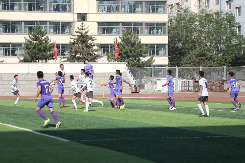 4.大學(xué)生足球聯(lián)賽本科組比賽現(xiàn)場 內(nèi)蒙古科技大學(xué)（紫色）對(duì)陣內(nèi)蒙古農(nóng)業(yè)大學(xué).JPG