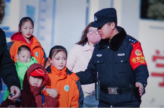 站好“護學崗”，守護“成長路”——南地公安持續(xù)開展護學行動494.png