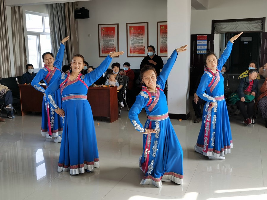 1720424880101172.jpg 東風村老年大學排練舞蹈.jpg