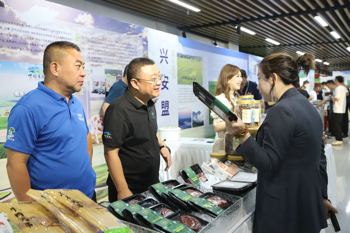 1751274052140748.jpg 簽約4.jpg