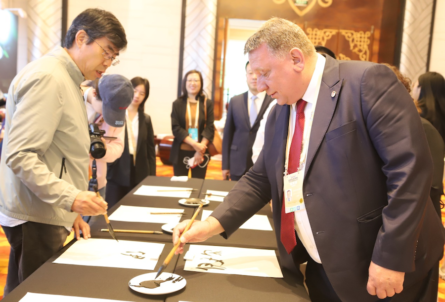 非遺、書法、文創(chuàng)齊亮相！2025年國家重要橋頭堡智庫論壇讓中外嘉賓讀懂北疆文化