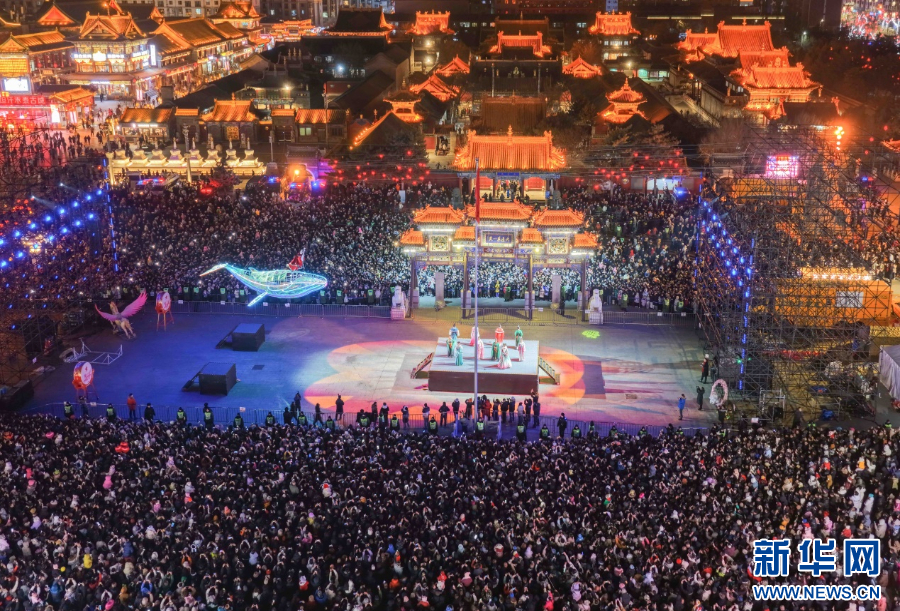 2025年12月31日晚，呼和浩特市玉泉區(qū)塞上老街旅游休閑街區(qū)跨年夜活動(dòng)現(xiàn)場(chǎng)游人如織。新華網(wǎng)發(fā)（丁根厚 攝）.jpg