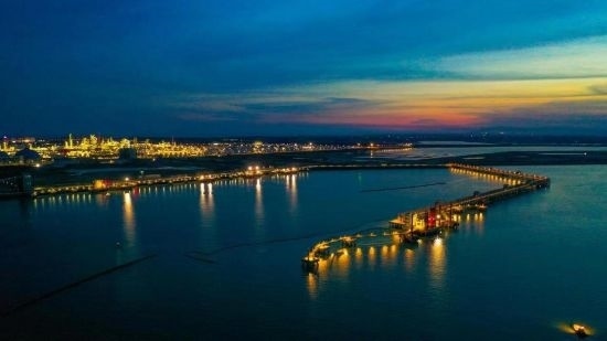 圖為中科煉化自建港口碼頭，30萬噸級原油泊位