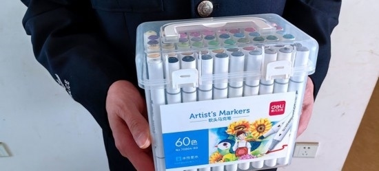 民警送上的馬克筆。資陽市公安供圖