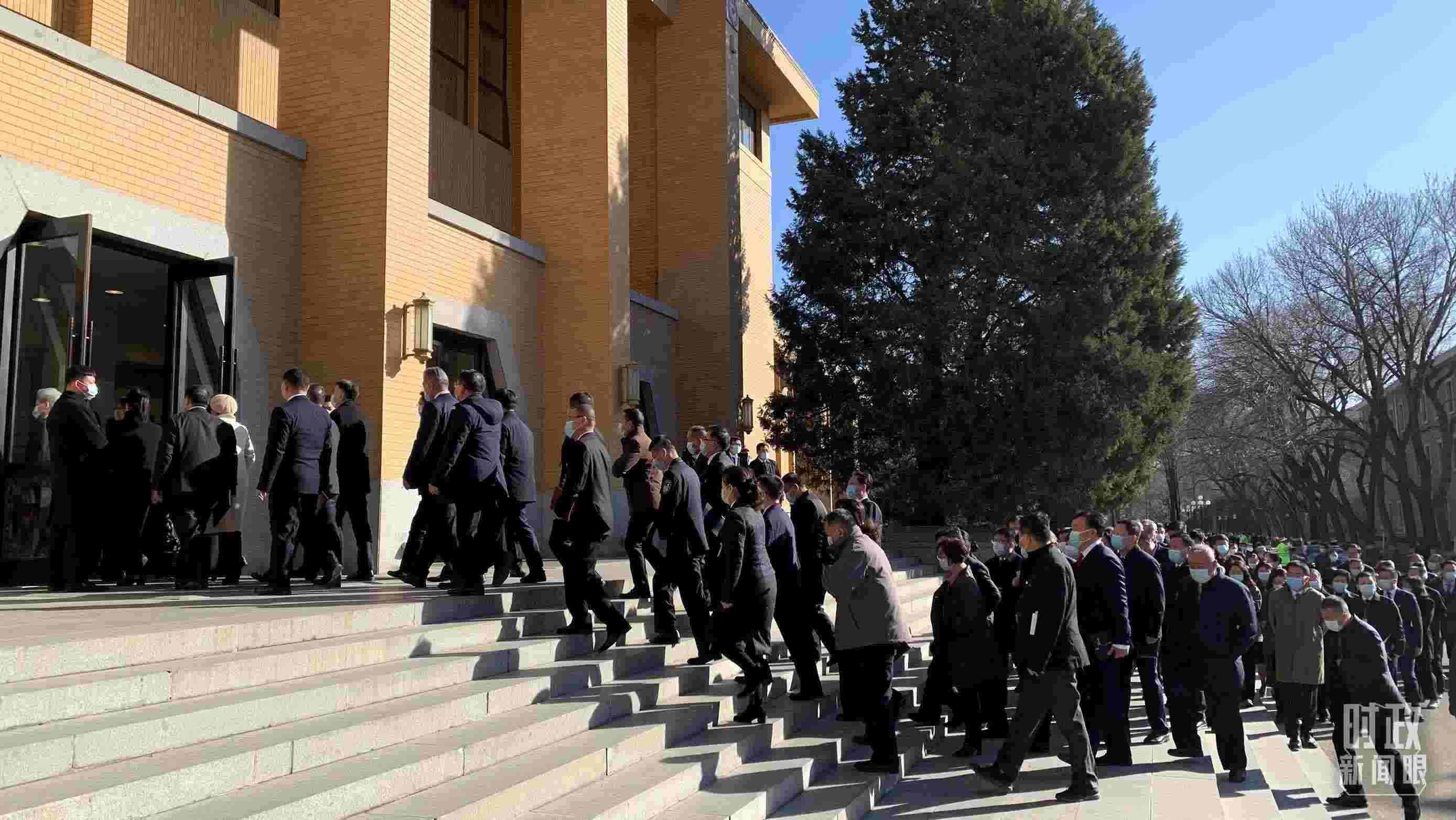 △參加這次慶祝大會(huì)暨開(kāi)學(xué)典禮的與會(huì)人員正在步入會(huì)場(chǎng)。（總臺(tái)央視記者段德文拍攝）