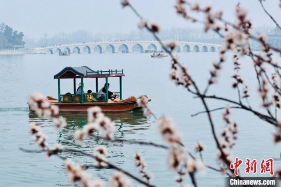 20日，頤和園游船開航。<a target='_blank' data-cke-saved-href='/' href='/'><p align=
