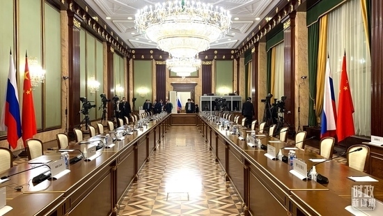 △俄羅斯聯(lián)邦政府大廈內(nèi)，習(xí)主席在這里會(huì)見俄羅斯總理米舒斯京。（總臺(tái)央視記者段德文拍攝）