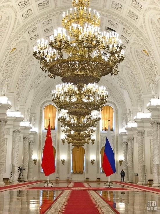△克里姆林宮喬治大廳，習(xí)主席在這里同普京總統(tǒng)握手合影。（總臺(tái)央視記者石偉明拍攝）