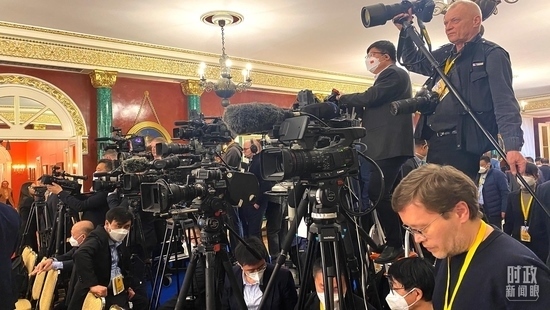 △等待中俄兩國元首共見記者的中外媒體同仁。（總臺(tái)央視記者段德文、李輝拍攝）