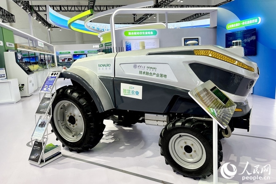 通過手機，就能指揮新能源無人駕駛拖拉機在田里作業(yè)。人民網(wǎng) 錢嘉禾攝