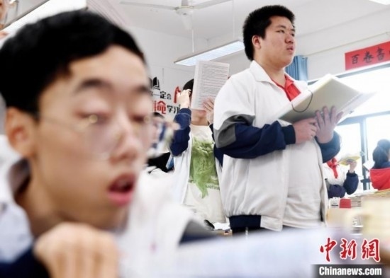 朱金祥(右)和鐘華強(左)正在加緊復(fù)習迎接高考。 卓忠偉 攝