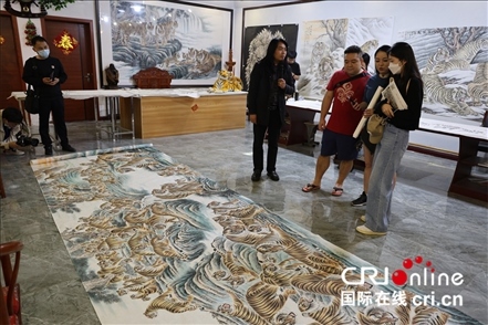 【2023打卡中國】外國網紅打卡河南畫虎村 感受鄉(xiāng)村振興“虎虎生威”_fororder_圖片20