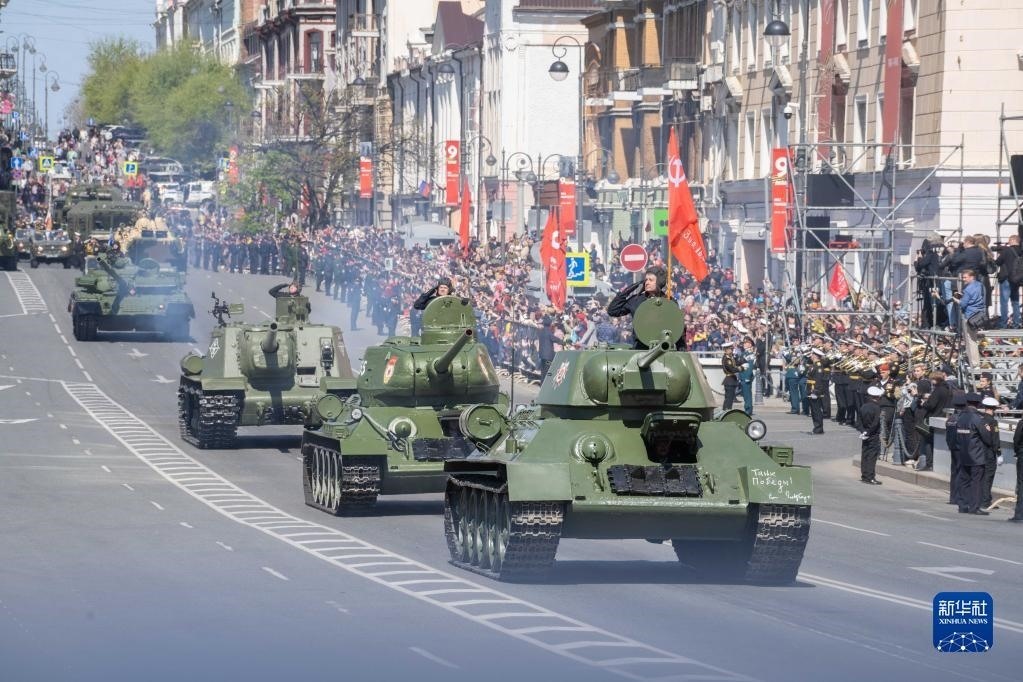 5月9日，在俄羅斯符拉迪沃斯托克市，坦克編隊參加閱兵式。新華社發(fā)（郭飛洲攝）