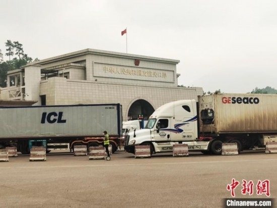 近日，位于中越邊境廣西憑祥市的友誼關(guān)口岸車水馬龍，裝載著東盟水果的跨境車輛來往不斷。黃艷梅 攝