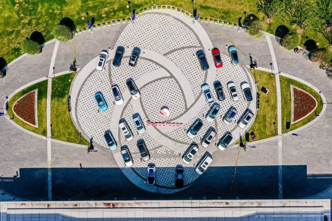 峰會(huì)戶外整車展示區(qū)俯瞰圖。（受訪者供圖）