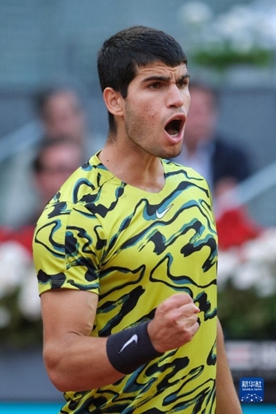 5月7日，阿爾卡拉斯在比賽中慶祝得分。當日，在西班牙馬德里網(wǎng)球公開賽男單決賽中，西班牙選手阿爾卡拉斯以2比1戰(zhàn)勝德國選手施特魯夫，奪得冠軍。新華社記者 孟鼎博 攝