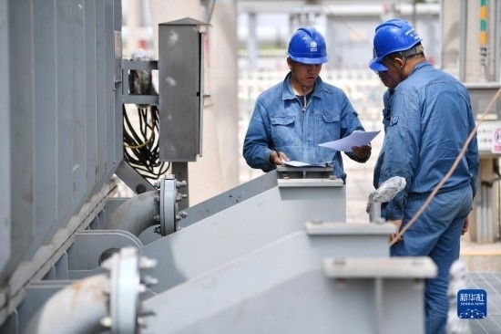 5月27日，電力工人在工程現(xiàn)場進行檢修作業(yè)。