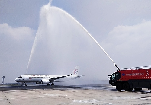 C919穿過象征民航最高禮儀的“水門”。東航供圖