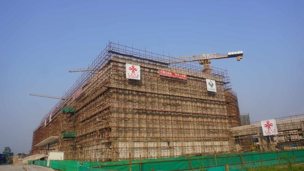 這是2023年5月23日在剛果（金）首都金沙薩拍攝的由中國援建的中部非洲文化藝術中心項目施工現(xiàn)場。