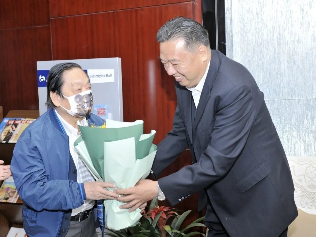 ▲青海省政協(xié)副主席、青海省林草局黨組書記、局長、祁連山國家公園青海省管理局局長李曉南在機場迎接韓美林