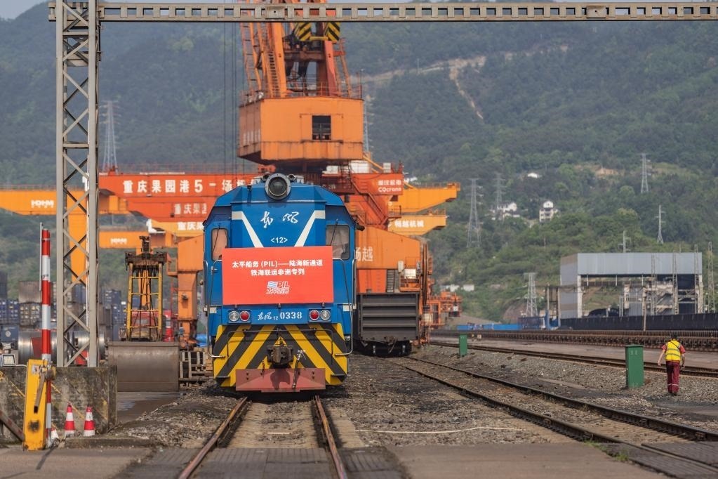 這是2023年4月27日，太平船務——西部陸海新通道江鐵海聯(lián)運非洲專列在重慶果園港魚嘴站等待發(fā)車。