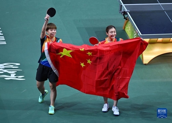 5月27日，陳夢(mèng)（右）/王藝迪慶祝勝利。當(dāng)日，在南非德班進(jìn)行的2023年世界乒乓球錦標(biāo)賽女子雙打決賽中，中國選手陳夢(mèng)/王藝迪以3比0戰(zhàn)勝韓國選手田志希/申裕斌，奪得冠軍。新華社記者 陶希夷攝