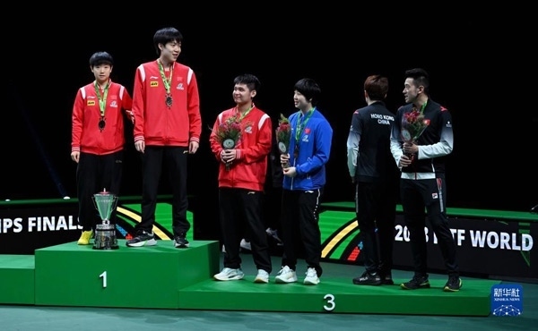 5月26日，冠軍中國組合王楚欽（左二）/孫穎莎（左一）與季軍中國組合林詩棟（左三）/蒯曼（左四）、中國香港組合黃鎮(zhèn)廷（右一）/杜凱琹在頒獎(jiǎng)儀式后交流。新華社記者 陶希夷攝