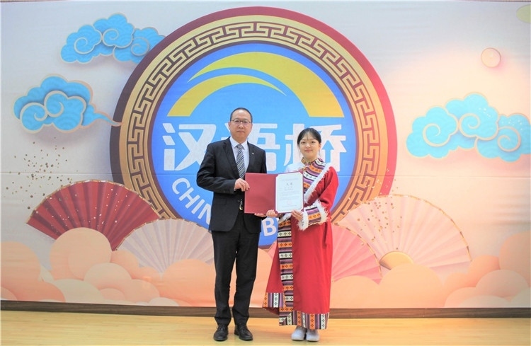 中國(guó)銀行首爾分行行長(zhǎng)周建軍為大學(xué)生組冠軍頒獎(jiǎng)并頒發(fā)就業(yè)證書(shū)。首爾孔子學(xué)院供圖