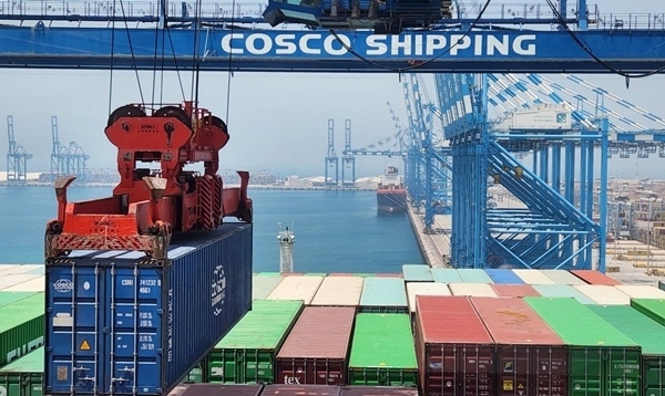 圖為“東方西班牙”輪在裝載貨物。人民網(wǎng)記者 管克江 攝