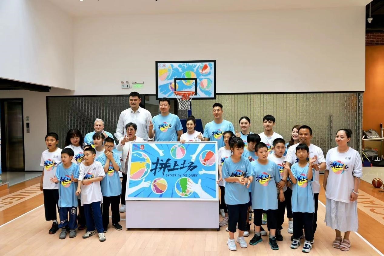 嘉賓與特奧小運動員在活動結(jié)束后合影。人民網(wǎng)記者 郝帥攝