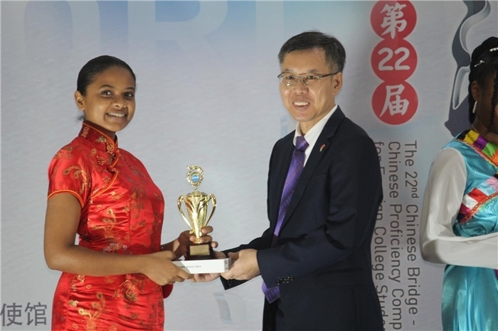 陳錫來(lái)參贊為獲獎(jiǎng)選手頒發(fā)二等獎(jiǎng)。圭亞那大學(xué)孔子學(xué)院供圖