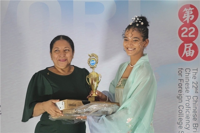 圭亞那大學(xué)校長(zhǎng)默罕默德為獲獎(jiǎng)選手頒發(fā)一等獎(jiǎng)。圭亞那大學(xué)孔子學(xué)院供圖