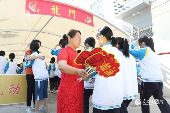 6月7日一早，雄安新區(qū)安新中學(xué)老師在給同學(xué)們加油鼓勁兒。人民網(wǎng) 李兆民攝