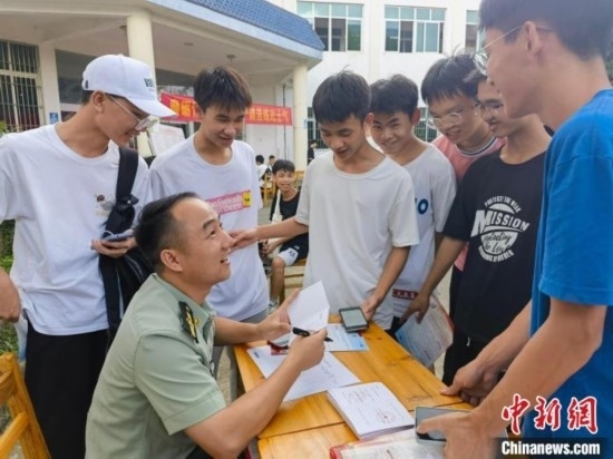 專武干部在講解相關(guān)政策。韋碩 攝