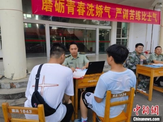 專武干部在講解相關(guān)政策。韋碩 攝