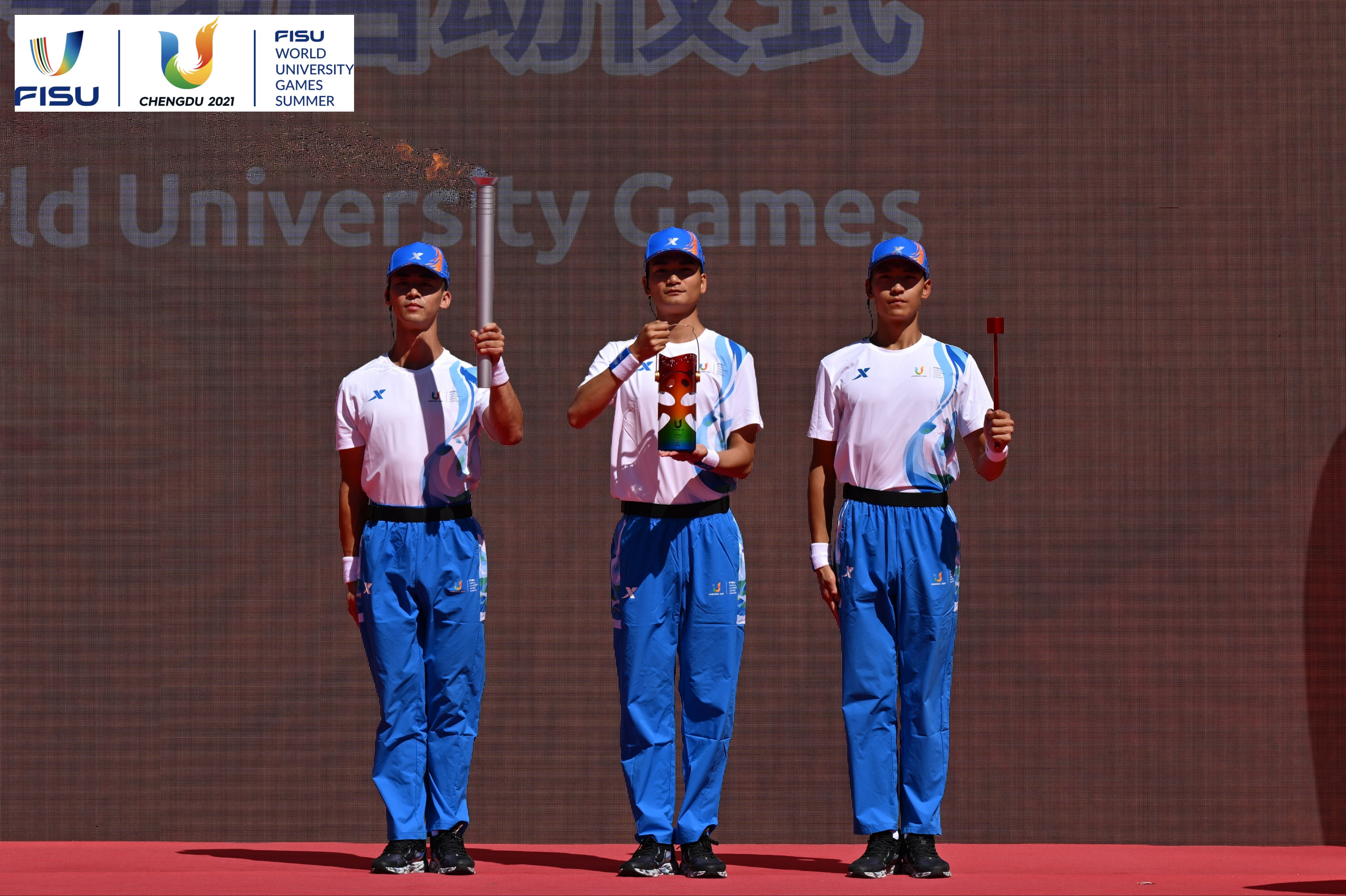 成都大運會火種護(hù)衛(wèi)隊點燃大運火炬。 圖片來源：成都大運會執(zhí)委會供圖