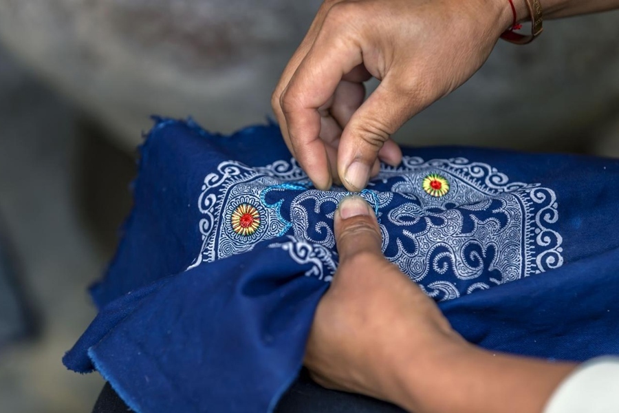 在貴州省黔西市新仁苗族鄉(xiāng)化屋村，村民在制作苗繡。新華社記者 范暉 攝