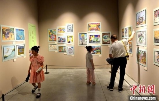 圖為家長帶著孩子參觀展覽。呂明 攝